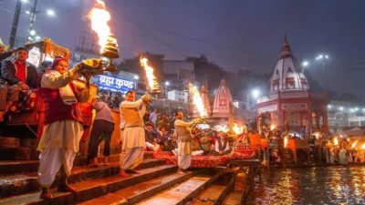 Haridwar received the largest share of pilgrims, while Dehradun and Tehri also saw significant tourist inflows. 